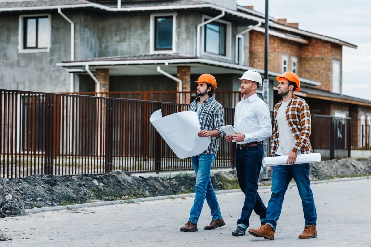 Construction supervisors carrying out an inspection at the completion stage of residential construction, indicating readiness for the final touches before handover.